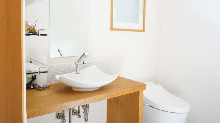Modernidade, sofisticação e leveza nos projetos de banheiro com o uso de bacias suspensas
