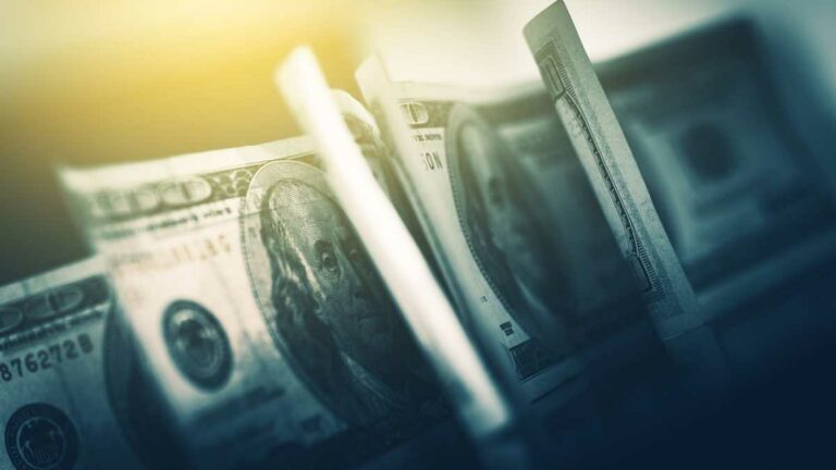 Como as notícias sobre o dólar podem afetar seus investimentos