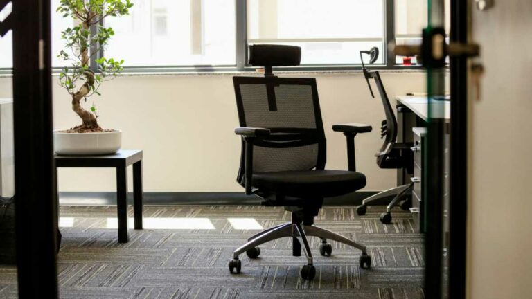 As principais características a serem consideradas ao comprar uma cadeira de escritório
